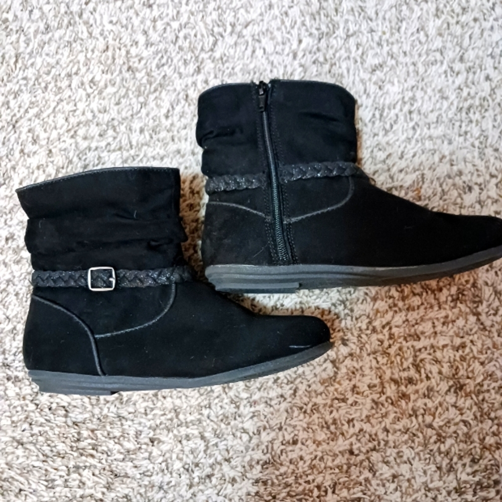 Girls suede zip-up ankle boots, size 3